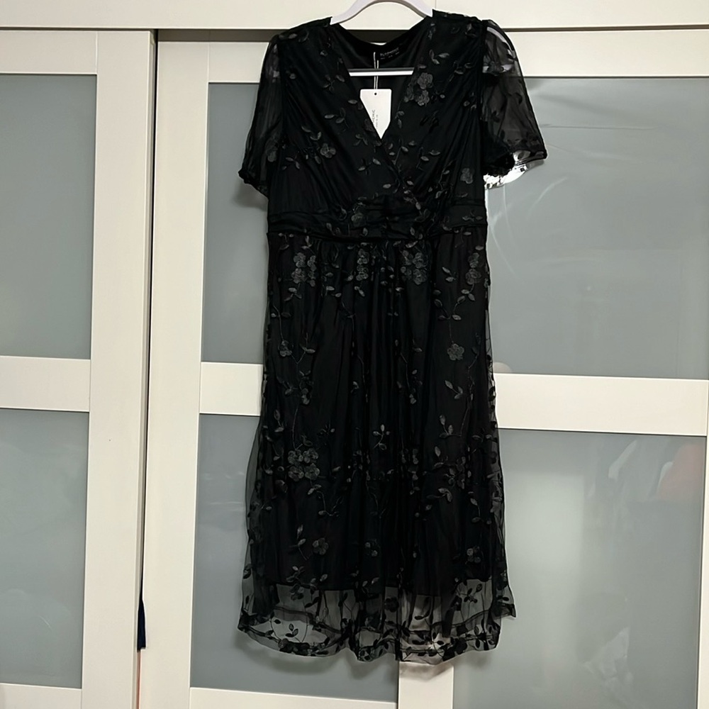 Embroidery underlining black dress